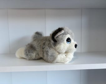 Peluche de husky Keel Cuddle / Cachorro esponjoso blanco y gris con ojos azules