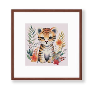 Può includere: Un adorabile cucciolo di tigre dei cartoni animati con strisce arancioni e nere siede in un campo di fiori colorati. La tigre ha grandi occhi blu e un naso rosa.