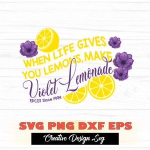 以下が含まれることがあります： 黄色いテキスト「WHEN LIFE GIVES YOU LEMONS, MAKE」と紫色の筆記体テキスト「Violet Lemonade」を特徴とするデジタルグラフィックデザイン。2つの黄色いレモンの半分と4つの紫色の花がテキストの周りに配置されています。下に「EPCOT Since 1994」と書かれています。