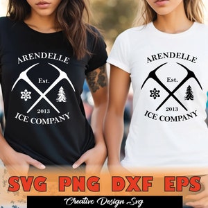 Puede incluir: Camisetas negras y blancas con el texto "ARENDELLE ICE COMPANY" y el a&ntilde;o "2013". El dise&ntilde;o incluye picos cruzados, un copo de nieve y un pino. La parte inferior de la imagen muestra "SVG PNG DXF EPS" y "Creative Design Svg".