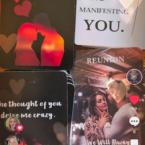 Op de afbeelding: Een set affirmatiecards met verschillende boodschappen, waaronder "Je bent het beste dat me ooit is overkomen", "Ik manifesteer je", "De gedachte aan je maakt me gek" en "Reünie". De kaarten bevatten afbeeldingen van stellen, harten en een zonsondergang.