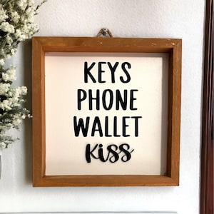 Letrero de beso con llaves, billetera y teléfono • Letrero divertido para la entrada • Marco de madera de 8”x8” para decoración del hogar • Diseño en relieve 3D