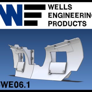 Puede incluir: Un producto de ingeniería blanco con el texto "WELLS ENGINEERING PRODUCTS" y el código de producto "H-WE06.1". El producto tiene una forma única con múltiples paneles y herrajes de montaje, sobre un fondo azul.