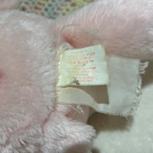 Puede incluir: Peluche rosa Care Bear con un parche en forma de coraz&oacute;n que dice "Care Bears". La etiqueta dice "Kenner 45202 Care Bear B Care Bears TM Collection Greetings Corp 1983 60190KP Made in Korea Pending".