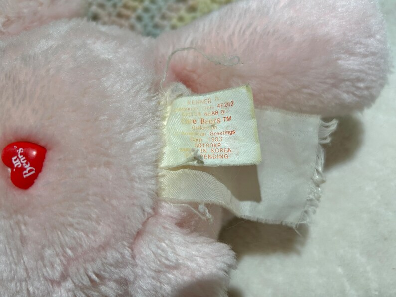 Puede incluir: Peluche rosa Care Bear con un parche en forma de coraz&oacute;n que dice "Care Bears". La etiqueta dice "Kenner 45202 Care Bear B Care Bears TM Collection Greetings Corp 1983 60190KP Made in Korea Pending".