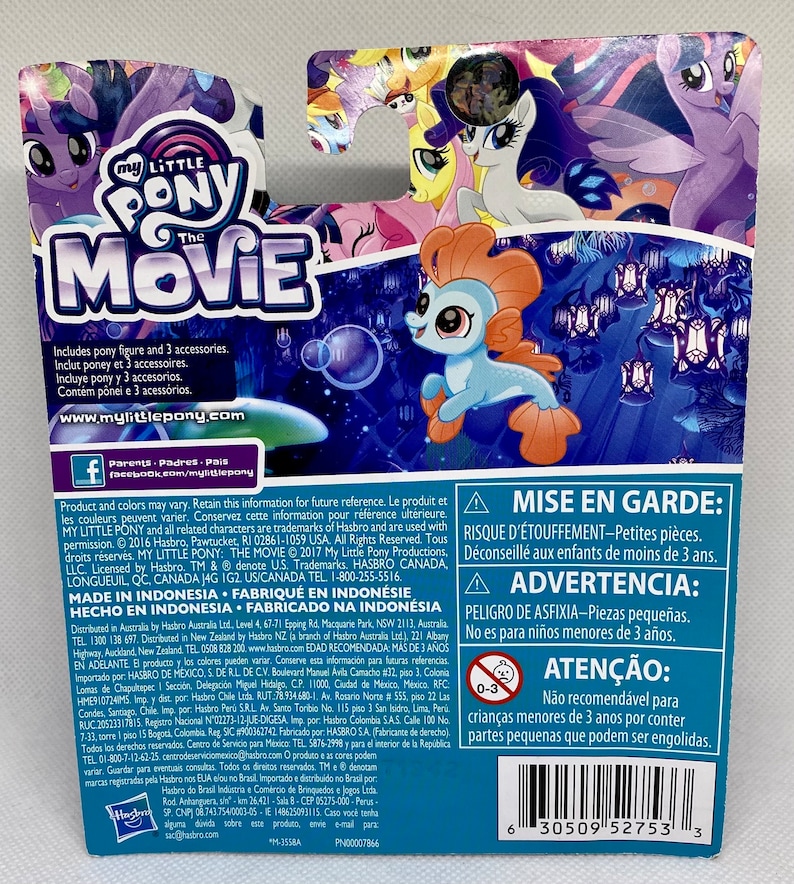 Puede incluir: Una figura de My Little Pony: La Pel&iacute;cula de color azul y naranja con cola de sirena. La figura est&aacute; empaquetada en una caja colorida con una etiqueta de advertencia que dice "MISE EN GARDE: RISQUE D'&Eacute;TOUFFEMENT-Petites pi&egrave;ces. D&eacute;conseill&eacute; aux enfants de moins de 3 ans."