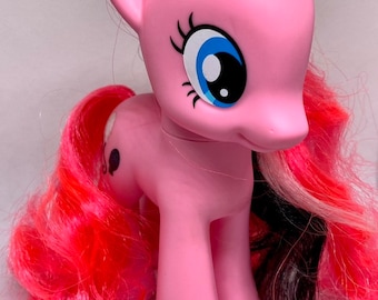 MLP “Pinkie Pie” My Little Pony Friendship is Magic, G4, con crin blanca y negra. Hasbro. 15 cm.
