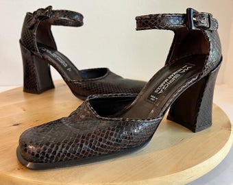 Escarpins vintage italiens en peau de serpent marron, bout carré et bride cheville, pointure 37 (7 étroit).