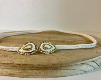Cintura vintage anni '70 con elastico bianco, fibbia a gancio con pietra di cristallo ovale, taglia S/M