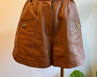Pantalones cortos Coach de piel de cordero auténtica suave color marrón claro con herrajes dorados, talla 2