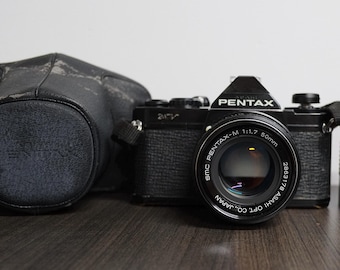 Cámara réflex Pentax MV de 35 mm con objetivo de 50 mm, objetivo zoom y estuche de cuero.