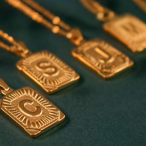 Naam initialen ketting met één letter tags, ketting met hoofdletters alfabet, handgemaakte medaillon kaartketting, attent kerstcadeau