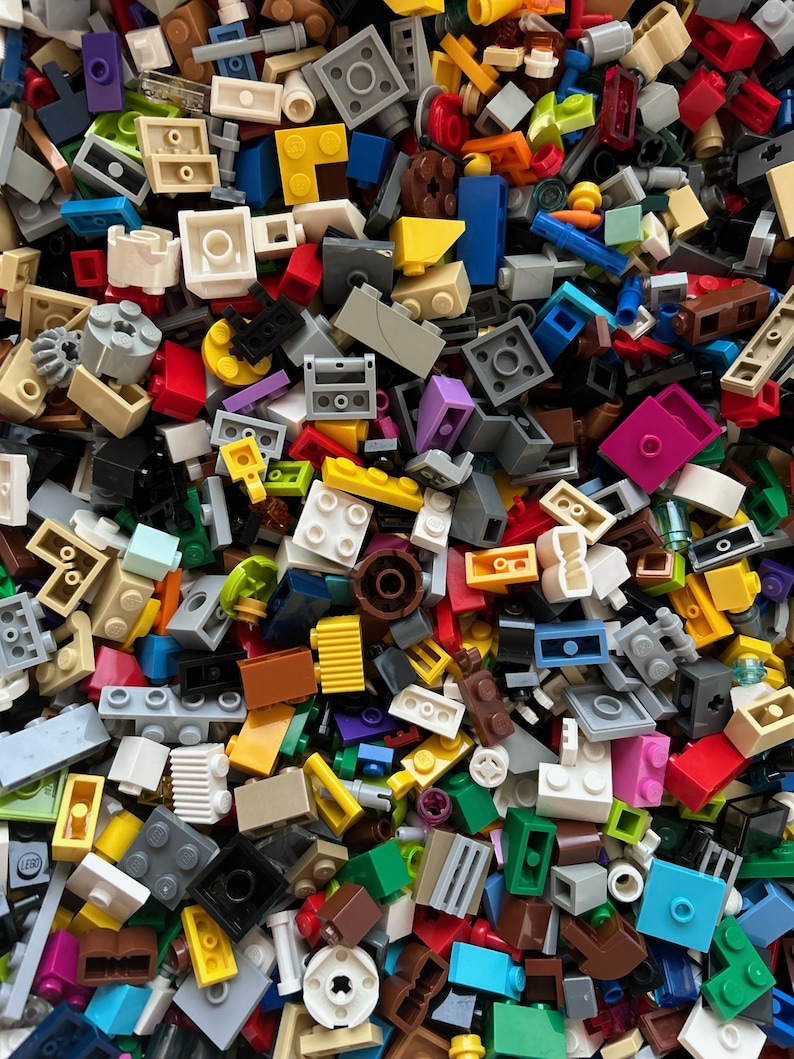 Peut inclure: Une grande collection de briques Lego color&eacute;es de diff&eacute;rentes formes et tailles. Les briques sont un m&eacute;lange de couleurs primaires, notamment le rouge, le bleu, le jaune, le vert et le noir.