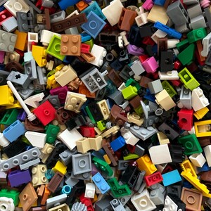 Peut inclure: Une grande collection de briques Lego color&eacute;es de diff&eacute;rentes formes et tailles. Les briques sont en plastique et sont con&ccedil;ues pour &ecirc;tre utilis&eacute;es pour la construction.