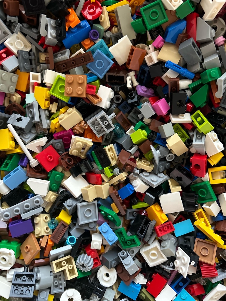 Peut inclure: Une grande collection de briques Lego color&eacute;es de diff&eacute;rentes formes et tailles. Les briques sont en plastique et sont con&ccedil;ues pour &ecirc;tre utilis&eacute;es pour la construction.