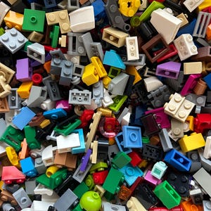 Peut inclure: Une grande collection de briques Lego color&eacute;es de diff&eacute;rentes formes et tailles. Les briques sont principalement de couleurs primaires, notamment le rouge, le bleu, le vert, le jaune et le noir.