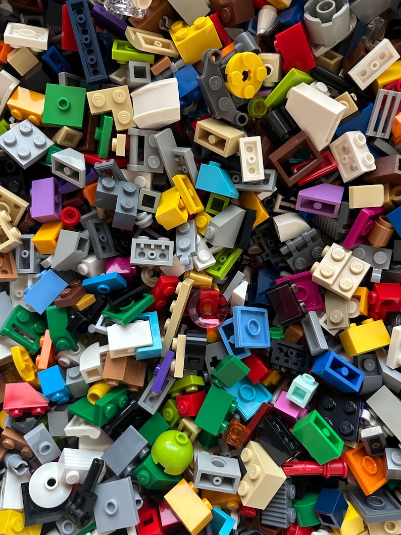 Peut inclure: Une grande collection de briques Lego color&eacute;es de diff&eacute;rentes formes et tailles. Les briques sont principalement de couleurs primaires, notamment le rouge, le bleu, le vert, le jaune et le noir.