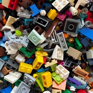 Peut inclure: Une grande collection de briques Lego color&eacute;es de diff&eacute;rentes formes et tailles. Les briques sont en plastique et sont con&ccedil;ues pour &ecirc;tre assembl&eacute;es afin de cr&eacute;er des structures et des mod&egrave;les.