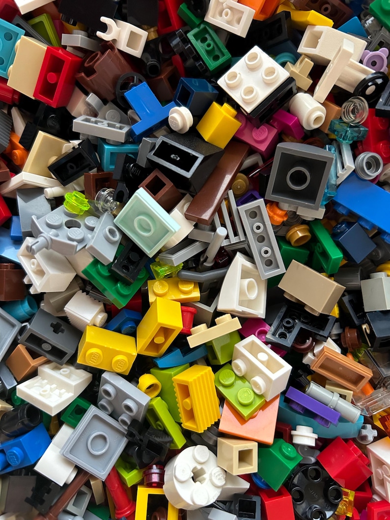 Peut inclure: Une grande collection de briques Lego color&eacute;es de diff&eacute;rentes formes et tailles. Les briques sont en plastique et sont con&ccedil;ues pour &ecirc;tre assembl&eacute;es afin de cr&eacute;er des structures et des mod&egrave;les.