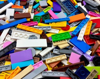 Peut inclure: Un assortiment vibrant de blocs de construction en plastique colorés. L'image présente une variété de formes et de tailles, y compris des briques rectangulaires, des plaques et des pièces spécialisées dans des tons de rouge, de bleu, de vert, de jaune, etc. Ces jouets sont parfaits pour la construction créative.