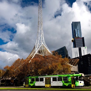 Art Center Melmeln Spire Tram St Kilda Rd Art Precinct Australien Herbst Herbst Ulme Stadtbild Wand Kunst Poster Leinwand Metalldruck Skyline Skyline