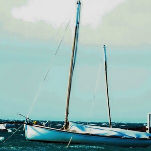 Puede incluir: Un pequeño velero con casco blanco y mástil alto está anclado en aguas turbulentas. El barco está asegurado con cuerdas y el cielo es de un azul pálido. Un segundo barco es visible en el fondo y un muelle de madera está a la derecha.