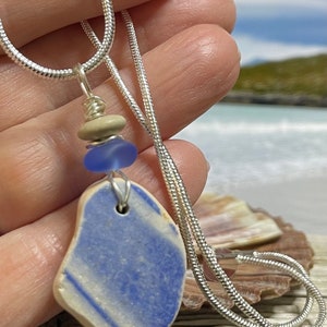 Colgante de cerámica de playa y cristal marino escocés, con cadena de plata de ley.