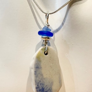 Colgante de cerámica de playa, con cristal marino escocés. Establezca un 16 pulgadas. cadena de collar de plata.