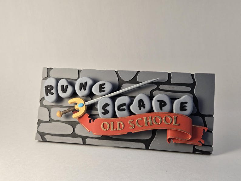 Pu&ograve; includere: Un cartello rettangolare grigio con le parole "RUNE SCAPE OLD SCHOOL" in un design 3D. Il cartello presenta una spada e uno stendardo rosso. Lo sfondo &egrave; un muro di pietra grigia.