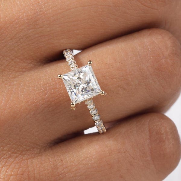 Anillo de compromiso de moissanita de corte princesa de 2 quilates, anillo de compromiso único en oro blanco, delicado anillo nupcial con diamantes, anillo de promesa, regalo de aniversario