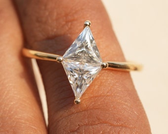 Anello di fidanzamento con moissanite triangolare vintage East West, anello in oro giallo 14K con taglio triangolare, anello nuziale Art Déco, anello di fidanzamento per donna