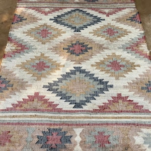 Handgewebter Kelim Teppich aus Wolle: Schwedisches Marian Design, Beige & Creme