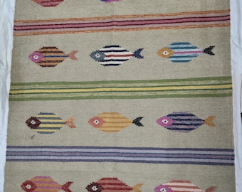 Handgewebter schwedischer Kelim-Teppich: Bunte Fische Muster Wolle Flachgewebe