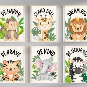 Może przedstawiać: Sześć drukowanych plakat&oacute;w z ilustracjami zwierząt dżungli i motywującymi przesłaniami. Plakaty przedstawiają małpę, żyrafę, lwa, tygrysa, słonia i zebrę. Przesłania brzmią: "Bądź szczęśliwy", "Stań wysoko", "Śnij po wielkim", "Bądź odważny", "Bądź miły" i "Bądź sobą".