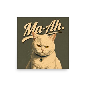 Könnte beinhalten: Ein quadratischer Grafikdruck mit einer cremefarbenen Katze mit gelben Augen und einem dunkelblauen Halsband mit einem runden Anhänger. Die Katze ist vor einem dunkelolivfarbenen Hintergrund zentriert, mit dem Text Ma-Ah. in heller Schrift.