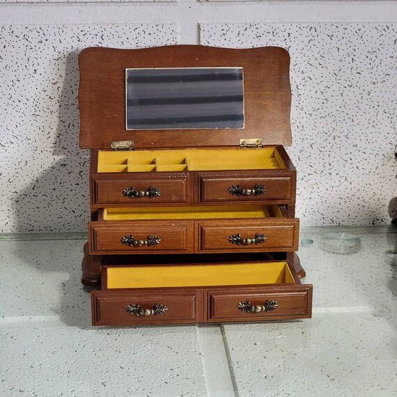 Vintage musical jewelry box 1970's / Jewelery with drawers. Vintage wooden jewelery musical organizer cabinet.