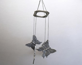 Sinos de vento vintage Carson em estanho ©1993, sinos de vento esculpidos com borboleta.