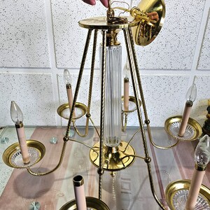 antiker Kronleuchter aus massivem Messing und Kristall, 6-flammiger Kronleuchter, Messing-Kronleuchter und Kristall aus der Mitte des Jahrhunderts. Luxus-Kronleuchter Underwriters Laboratories.