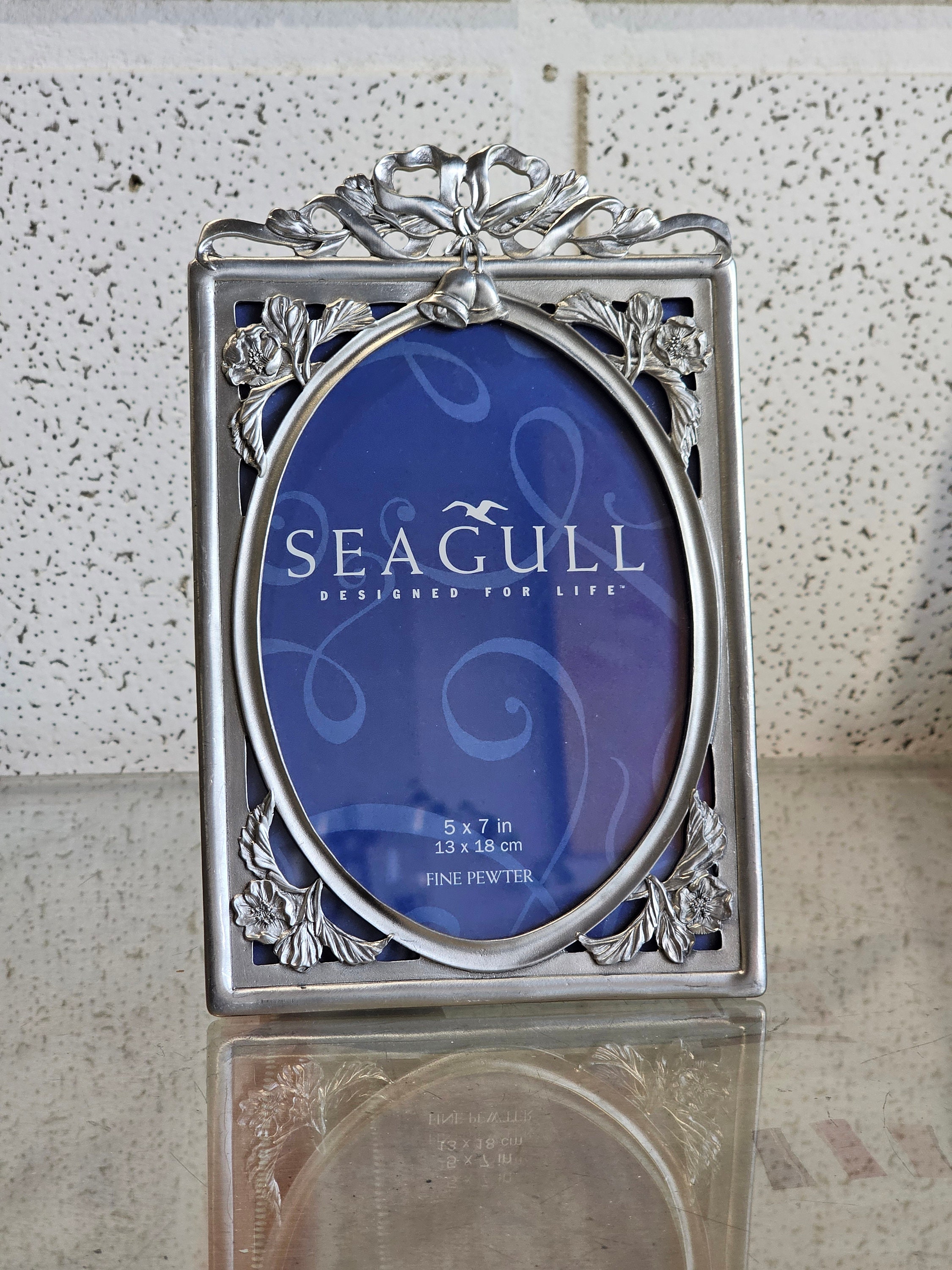 ピューター額縁、自立型額縁/ジンカナダカモメ。上質なピューター