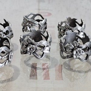 set of 4 Seagull fine pewter napkin rings - Daffodil design - Elegant addition to the dining table - Signed Seagull 1988.
