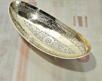 antique empty pocket in brass engraved flowers, handcrafted bowl in solid brass.oval bowl.