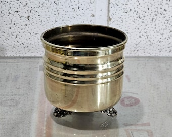 Blomkruka i massiv mässing, krukgömma i massiv mässing. Vintage kruka i mässing med (3) underlägg.