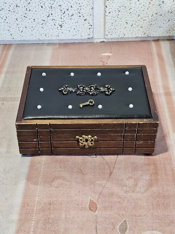 jewelry box with key /wooden jewelry box with lea… - image 2