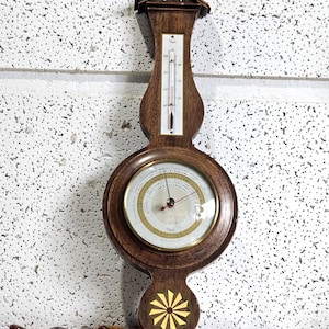 Estación meteorológica Fischer Sheraton con termómetro, barómetro e higrómetro. Barómetro antiguo, termómetro e higrómetro de madera. Estados Unidos.