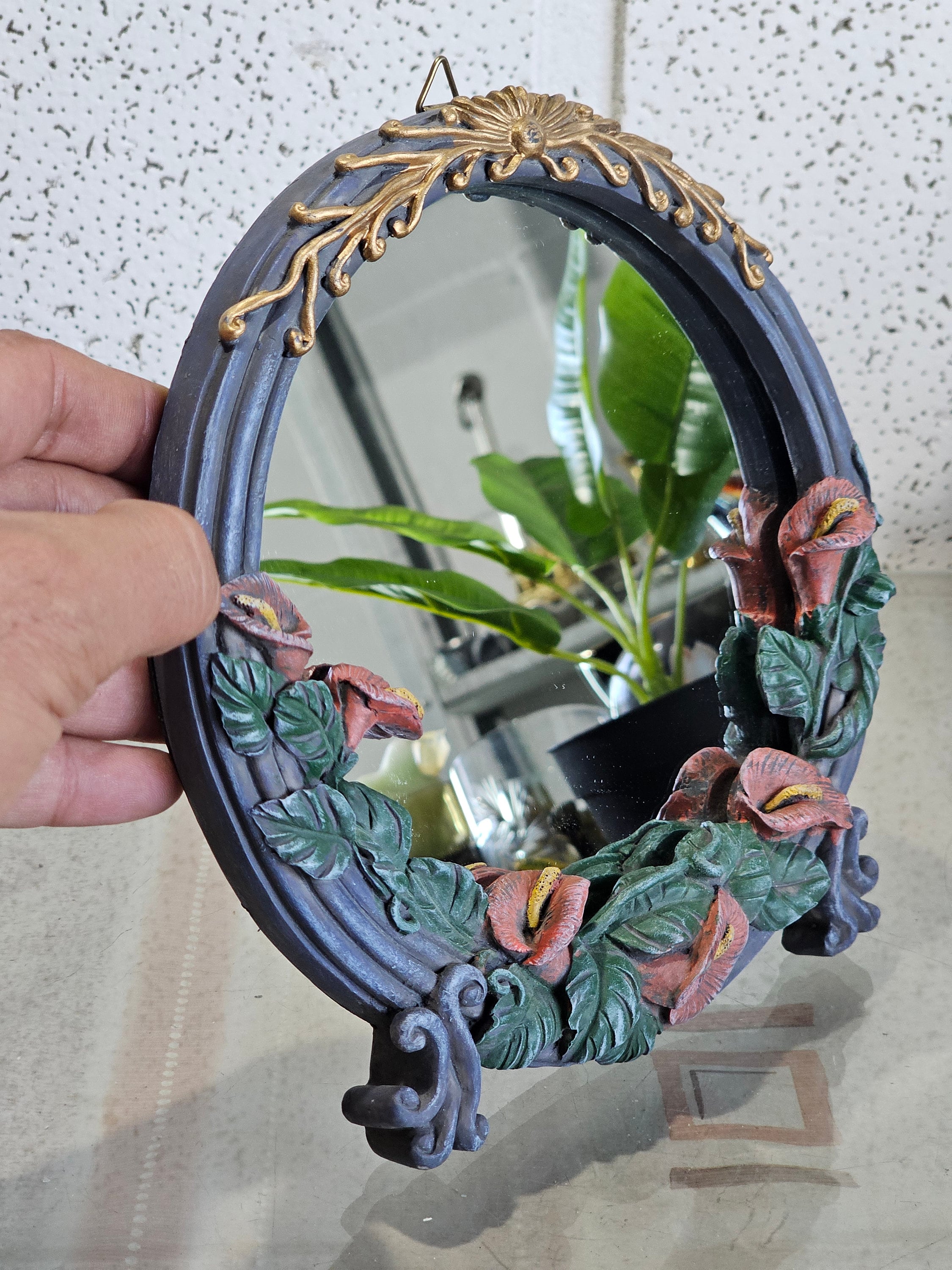 ヴィンテージの花の彫刻が施された樹脂ウォールミラー、アンティーク