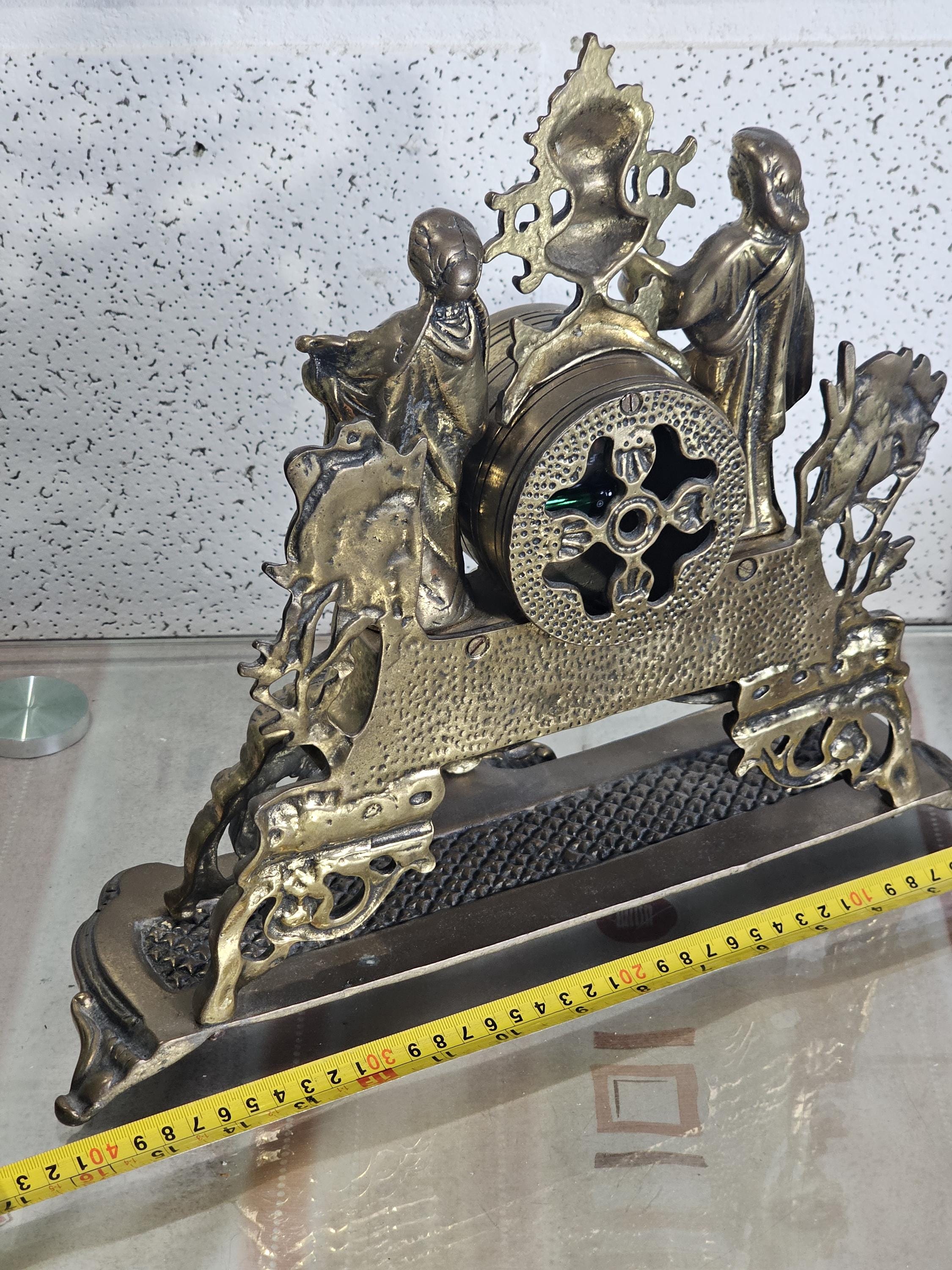 古い炉棚時計、卓上炉棚時計、非常に重い真鍮の炉棚時計。珍しい