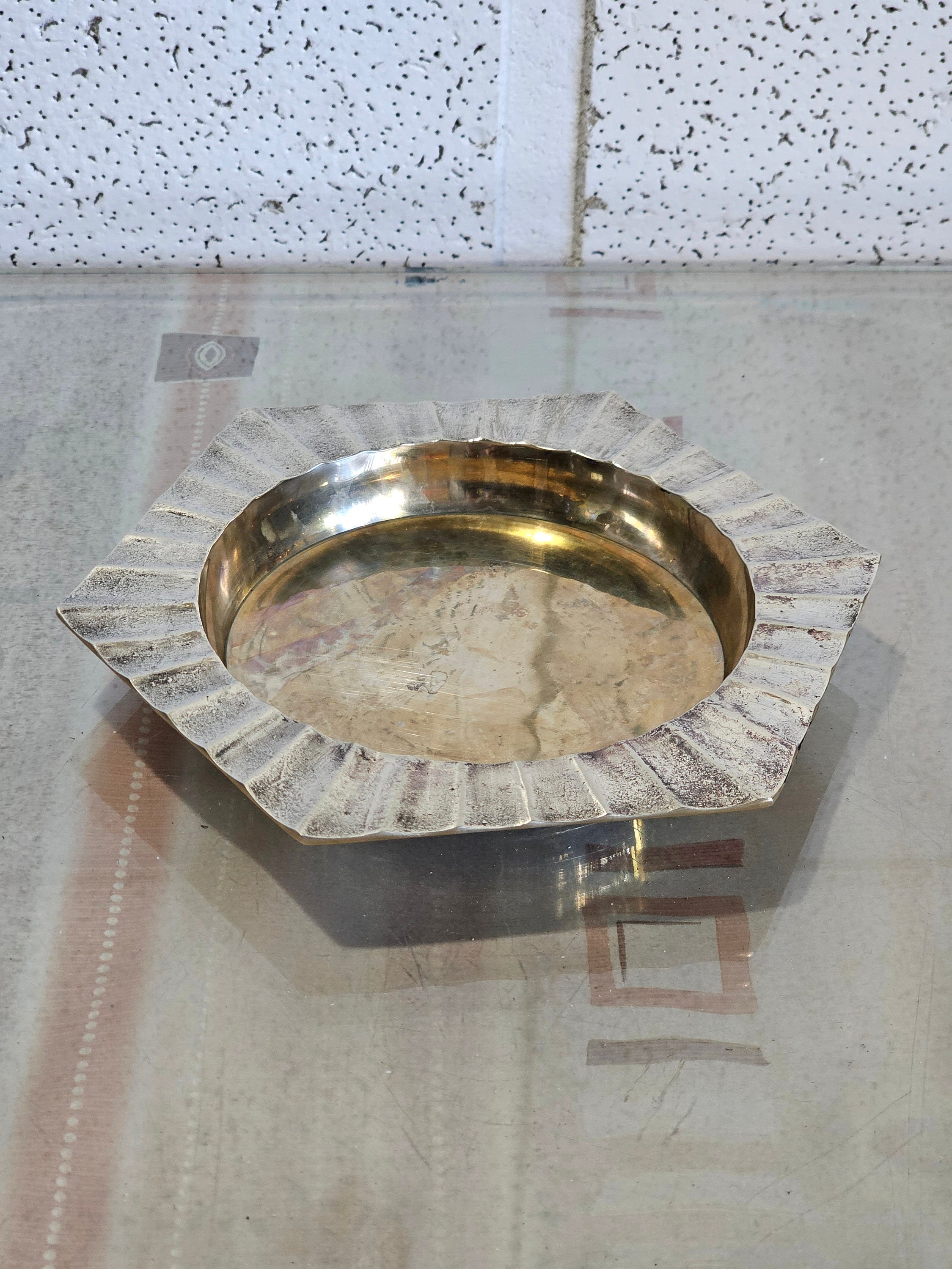 大きな真鍮製の灰皿、重厚な重厚感のあるヴィンテージの真鍮製灰皿