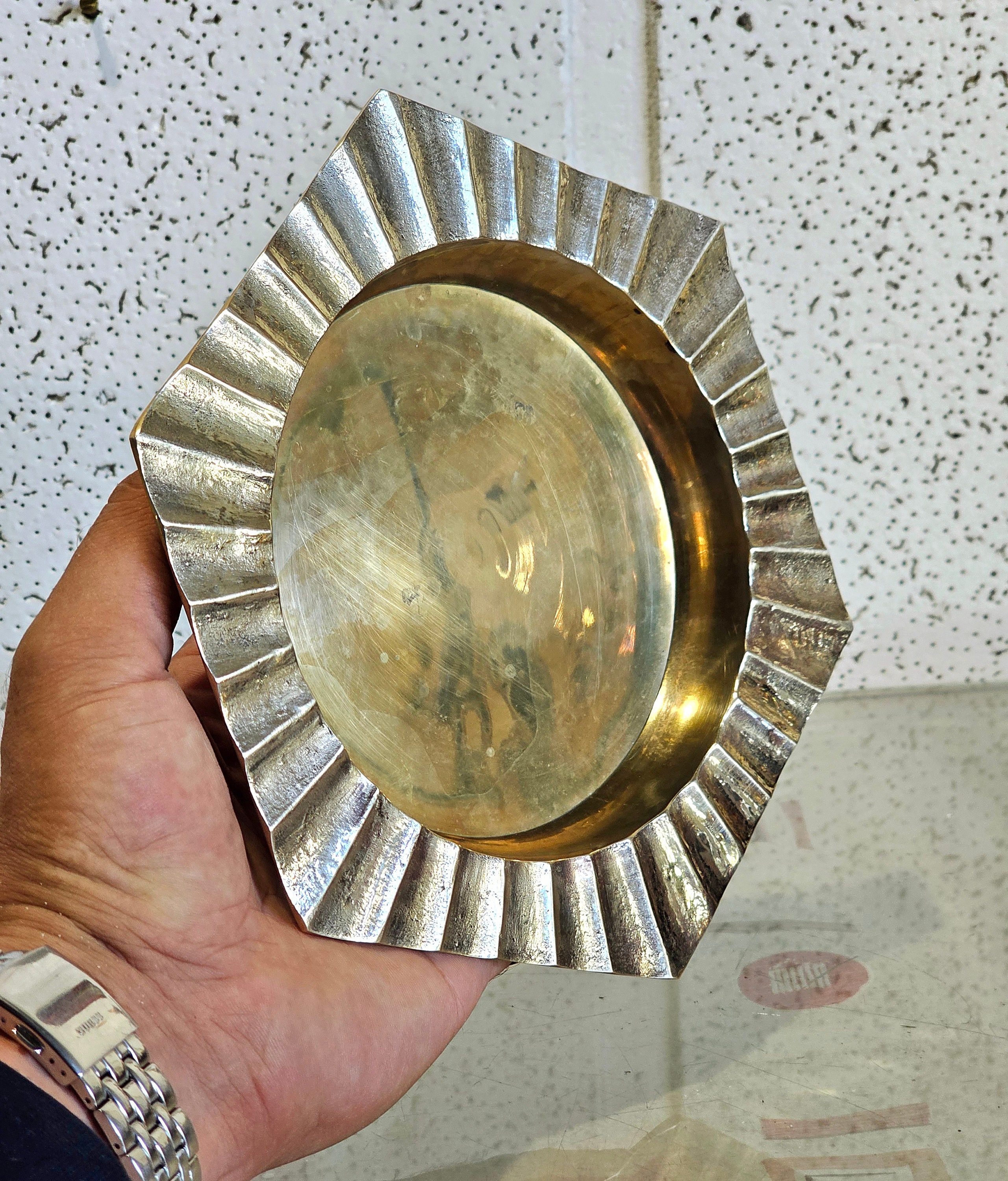 大きな真鍮製の灰皿、重厚な重厚感のあるヴィンテージの真鍮製灰皿