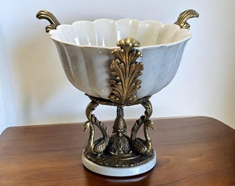 Porseleinen schaal met bronzen handvatten, luxe fruitschaal van porselein/brons met antieke bronzen handvatten.