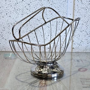 Portabottiglie a forma di vite, portabottiglie in ottone anticato placcato argento, portabottiglie in ottone argentato decorato.